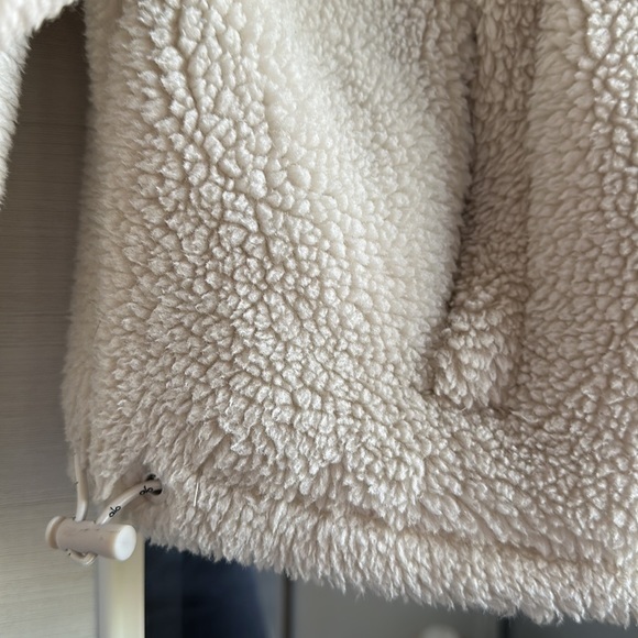 ALO Yoga Teddy Sherpa - Picture 2 of 5